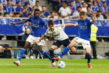Abdel Rahim, Arda Güler ve Leander Dendoncker, Real Oviedo ve Real Madrid FC takımları arasında Carlos Tartiere Stadyumu 'nda (Maciej Rogowski)