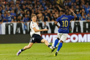 Dean Huijsen ve Haiisem Hassan, LaLiga EA Spor Maçı sırasında Carlos Tartiere Stadyumu 'ndaki Real Oviedo ve Real Madrid FC takımları arasında görüldü.)