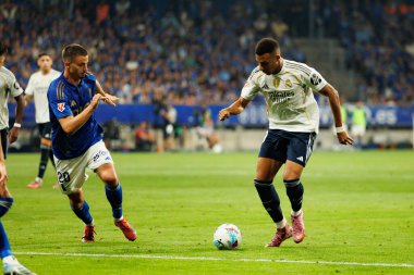 Leander Dendoncker ve Kylian Mbappe, Real Oviedo ve Real Madrid FC takımları arasında Carlos Tartiere Stadyumu 'nda (Maciej Rogowski)