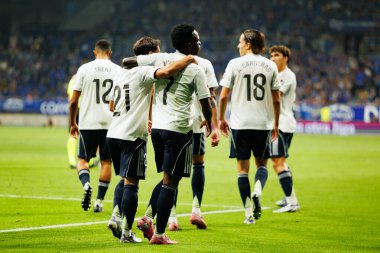 Real Madrid 'in oyuncuları, Real Oviedo ve Real Madrid FC takımlarının Carlos Tartiere Stadyumu' nda (Maciej Rogowski)