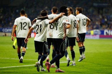 Real Madrid 'in oyuncuları, Real Oviedo ve Real Madrid FC takımlarının Carlos Tartiere Stadyumu' nda (Maciej Rogowski)