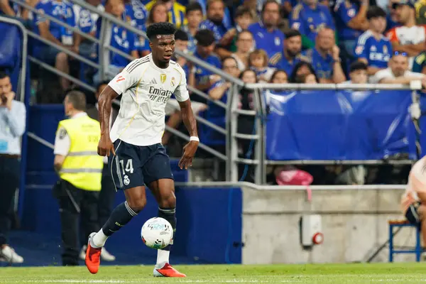 Aurelien Tchouameni, Real Oviedo ve Real Madrid FC takımları arasında oynanan LaLiga EA SPORTS maçı sırasında Carlos Tartiere Stadyumu 'nda (Maciej Rogowski)