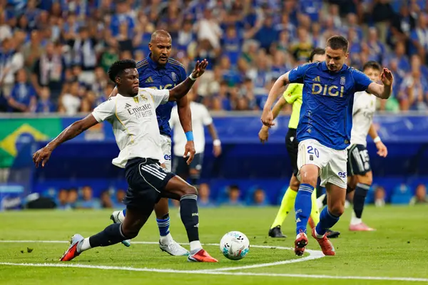 Aurelien Tchouameni, Real Oviedo ve Real Madrid FC takımları arasında oynanan LaLiga EA SPORTS maçı sırasında Carlos Tartiere Stadyumu 'nda (Maciej Rogowski)
