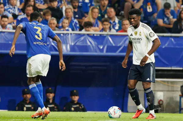 Aurelien Tchouameni, Real Oviedo ve Real Madrid FC takımları arasında oynanan LaLiga EA SPORTS maçı sırasında Carlos Tartiere Stadyumu 'nda (Maciej Rogowski)