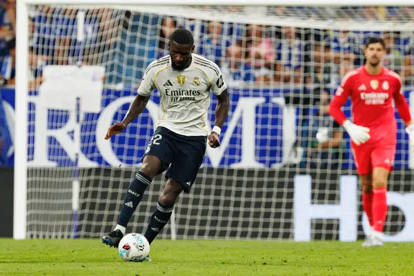 Carlos Tartiere Stadyumu 'ndaki Real Oviedo ve Real Madrid FC takımları arasında oynanan LaLiga EA SPORTS maçında Antonio Rudiger görüldü (Maciej Rogowski)