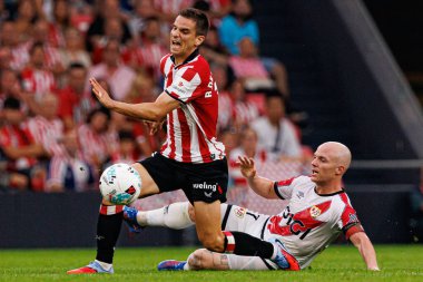 Inigo Ruiz de Galaretta ve Isi Palazon, Estadio de San Mames 'de (Maciej Rogowski) Atletizm Kulübü ve Rayo Vallecano takımları arasında oynanan LaLiga EA Spor Maçı sırasında görüldü.)