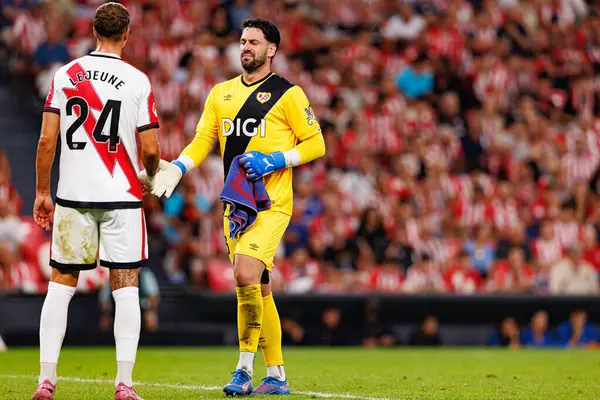 Florian Lejeune ve Augusto Batalla, Estadio de San Mames 'de (Maciej Rogowski) Atletizm Kulübü ve Rayo Vallecano takımları arasında oynanan LaLiga EA Spor Maçı sırasında görüldü.)
