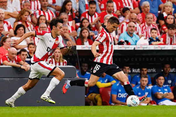 Pedro Diaz ve Inigo Ruiz de Galaretta, Estadio de San Mames 'de (Maciej Rogowski) Atletizm Kulübü ve Rayo Vallecano takımları arasında oynanan LaLiga EA Spor Maçı sırasında görüldü.)