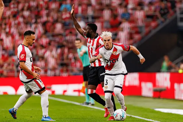 Josep Chavarria, Estadio de San Mames 'de (Maciej Rogowski) Atletizm Kulübü ve Rayo Vallecano takımları arasında oynanan LaLiga EA SPORTS maçı sırasında görüldü.)