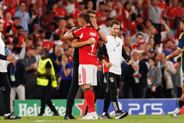 Bruno Lage ve Franjo Ivanoviç SL Benfica ile Fenerbahçe SK (Maciej Rogowski) arasındaki Şampiyonlar Ligi ön eleme maçında görüldüler.)