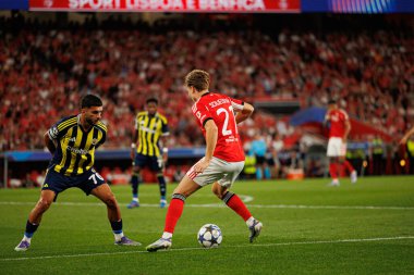 Oğuz Aydın ve Andreas Schjelderup, Şampiyonlar Ligi eleme maçında SL Benfica ile Fenerbahçe SK (Maciej Rogowski) arasında görüldüler.)