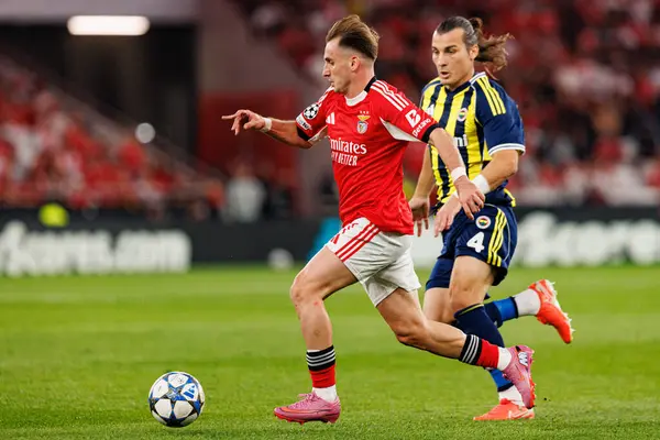 SL Benfica ve Fenerbahçe SK (Maciej Rogowski) arasındaki Şampiyonlar Ligi ön eleme maçında Kerem Akturkoglu ve Caglar Soyuncu görüldü)