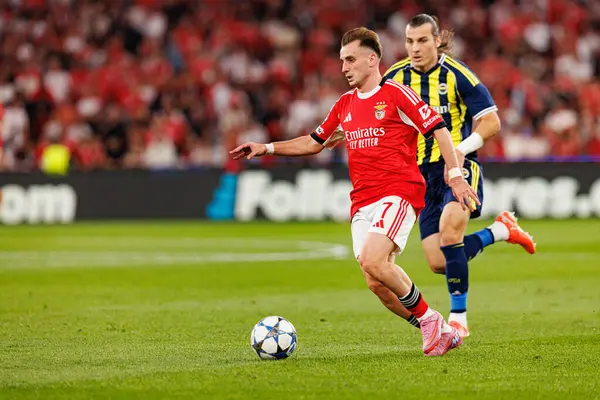 SL Benfica ve Fenerbahçe SK (Maciej Rogowski) arasındaki Şampiyonlar Ligi ön eleme maçında Kerem Akturkoglu ve Caglar Soyuncu görüldü)