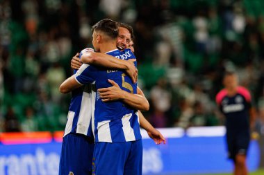 Jan Bednarek ve Luuk De Jong, Liga Portekiz maçında Sporting CP ve FC Porto takımları arasında kutlama yaparken görüldü (Maciej Rogowski / Ball Raw Images)