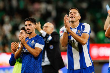 Stephen Eustaquio ve Jan Bednarek, Liga Portekiz maçı sırasında Sporting CP ve FC Porto takımları arasında kutlama yaparken görüldü (Maciej Rogowski / Ball Raw Images)