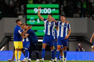 Jan Bednarek ve Dominik Prpic, Liga Portekiz maçında Sporting CP ve FC Porto takımları arasında kutlama yaparken görüldü (Maciej Rogowski / Ball Raw Images)
