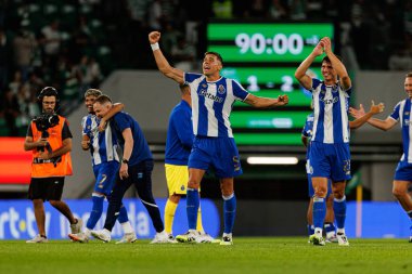 Jan Bednarek ve Dominik Prpic, Liga Portekiz maçında Sporting CP ve FC Porto takımları arasında kutlama yaparken görüldü (Maciej Rogowski / Ball Raw Images)
