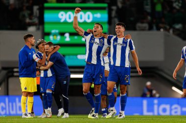 Jan Bednarek ve Dominik Prpic, Liga Portekiz maçında Sporting CP ve FC Porto takımları arasında kutlama yaparken görüldü (Maciej Rogowski / Ball Raw Images)