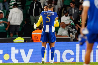 Jan Bendnarek ve Diogo Costa, Liga Portekiz maçı sırasında Sporting CP ve FC Porto takımları arasında görüldü (Maciej Rogowski / Ball Raw Images)