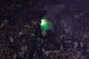 Spor taraftarları Liga Portekiz maçı sırasında Sporting CP ve FC Porto takımları arasında fişeklerle görüldü (Maciej Rogowski / Ball Raw Images)