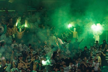 Spor taraftarları Liga Portekiz maçı sırasında Sporting CP ve FC Porto takımları arasında fişeklerle görüldü (Maciej Rogowski / Ball Raw Images)
