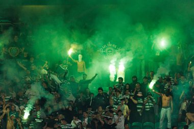 Spor taraftarları Liga Portekiz maçı sırasında Sporting CP ve FC Porto takımları arasında fişeklerle görüldü (Maciej Rogowski / Ball Raw Images)