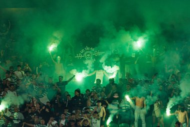 Spor taraftarları Liga Portekiz maçı sırasında Sporting CP ve FC Porto takımları arasında fişeklerle görüldü (Maciej Rogowski / Ball Raw Images)