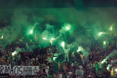 Spor taraftarları Liga Portekiz maçı sırasında Sporting CP ve FC Porto takımları arasında fişeklerle görüldü (Maciej Rogowski / Ball Raw Images)