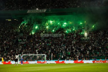Spor taraftarları Liga Portekiz maçı sırasında Sporting CP ve FC Porto takımları arasında fişeklerle görüldü (Maciej Rogowski / Ball Raw Images)