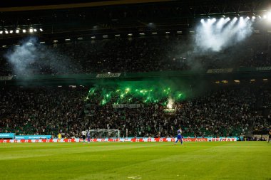 Spor taraftarları Liga Portekiz maçı sırasında Sporting CP ve FC Porto takımları arasında fişeklerle görüldü (Maciej Rogowski / Ball Raw Images)
