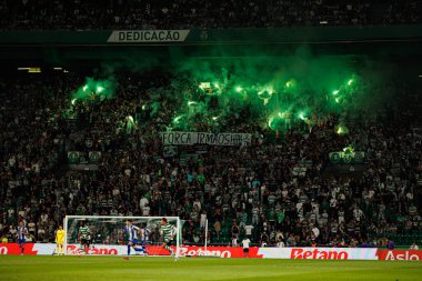 Spor taraftarları Liga Portekiz maçı sırasında Sporting CP ve FC Porto takımları arasında fişeklerle görüldü (Maciej Rogowski / Ball Raw Images)