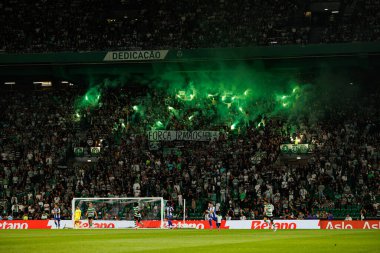 Spor taraftarları Liga Portekiz maçı sırasında Sporting CP ve FC Porto takımları arasında fişeklerle görüldü (Maciej Rogowski / Ball Raw Images)