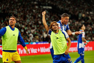 FC Porto oyuncuları, Liga Portekiz maçında Sporting CP ve FC Porto takımları arasında gol üstüne gol atarken görüldü (Maciej Rogowski / Ball Raw Images)