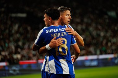 Nehuen Perez ve Jan Bednarek, Liga Portekiz maçında Sporting CP ve FC Porto (Maciej Rogowski / Ball Raw Images) takımları arasında gol üstüne gol atarken görüldüler.)