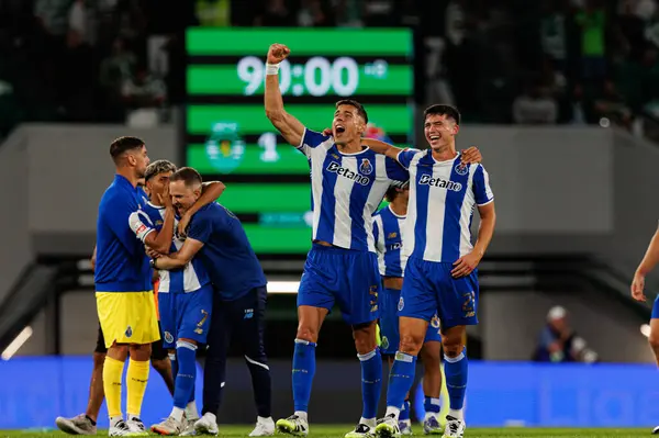 Jan Bednarek ve Dominik Prpic, Liga Portekiz maçında Sporting CP ve FC Porto takımları arasında kutlama yaparken görüldü (Maciej Rogowski / Ball Raw Images)