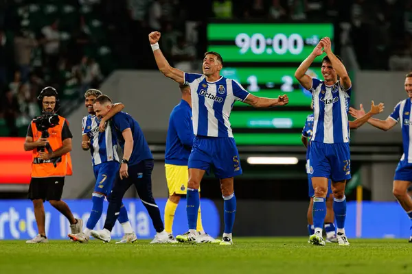 Jan Bednarek ve Dominik Prpic, Liga Portekiz maçında Sporting CP ve FC Porto takımları arasında kutlama yaparken görüldü (Maciej Rogowski / Ball Raw Images)