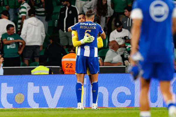 Jan Bendnarek ve Diogo Costa, Liga Portekiz maçı sırasında Sporting CP ve FC Porto takımları arasında görüldü (Maciej Rogowski / Ball Raw Images)