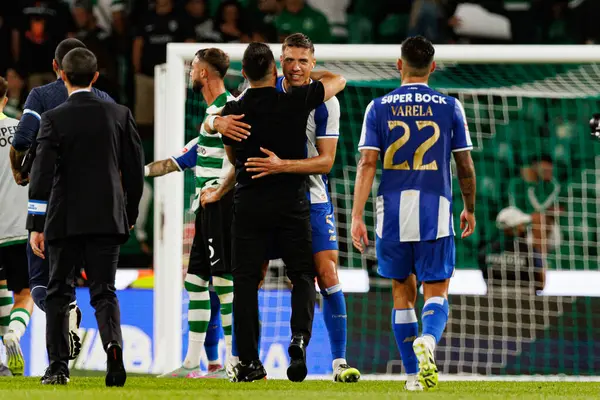 Jan Bendnarek ve Francesco Farioli, Liga Portekiz maçı sırasında Sporting CP ve FC Porto takımları arasında görüldü (Maciej Rogowski / Ball Raw Images)