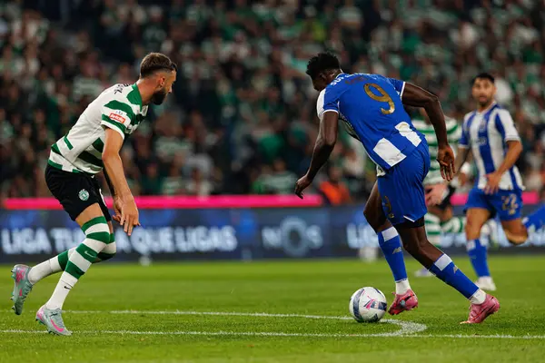 Zeno Tartışma ve Samu Aghehowa, Liga Portekiz maçı sırasında Sporting CP ve FC Porto takımları arasında görüldü (Maciej Rogowski / Ball Raw Images)
