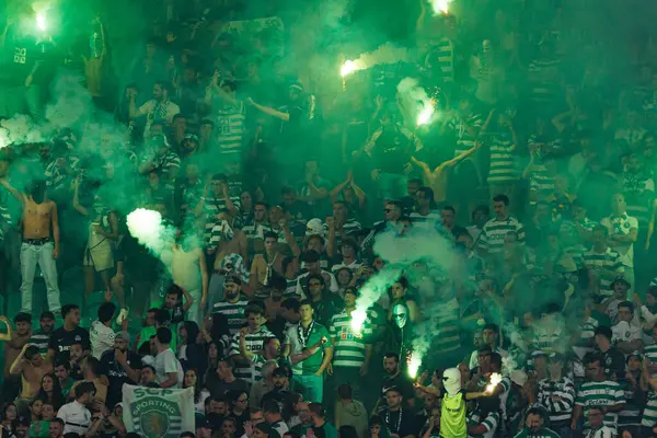 Spor taraftarları Liga Portekiz maçı sırasında Sporting CP ve FC Porto takımları arasında fişeklerle görüldü (Maciej Rogowski / Ball Raw Images)