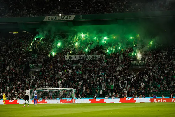 Spor taraftarları Liga Portekiz maçı sırasında Sporting CP ve FC Porto takımları arasında fişeklerle görüldü (Maciej Rogowski / Ball Raw Images)