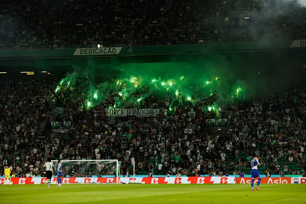 Spor taraftarları Liga Portekiz maçı sırasında Sporting CP ve FC Porto takımları arasında fişeklerle görüldü (Maciej Rogowski / Ball Raw Images)