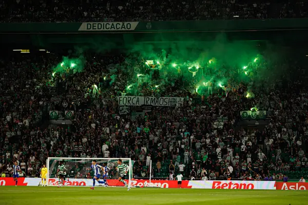 Spor taraftarları Liga Portekiz maçı sırasında Sporting CP ve FC Porto takımları arasında fişeklerle görüldü (Maciej Rogowski / Ball Raw Images)