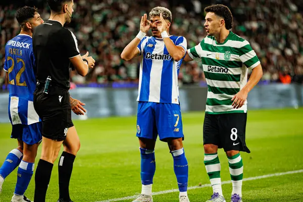 William Gomes gol üstüne gol atarken görüldü ve Pedro Goncalf, Liga Portekiz maçında Sporting CP ve FC Porto takımları arasında onu durdurdu (Maciej Rogowski / Ball Raw Images)