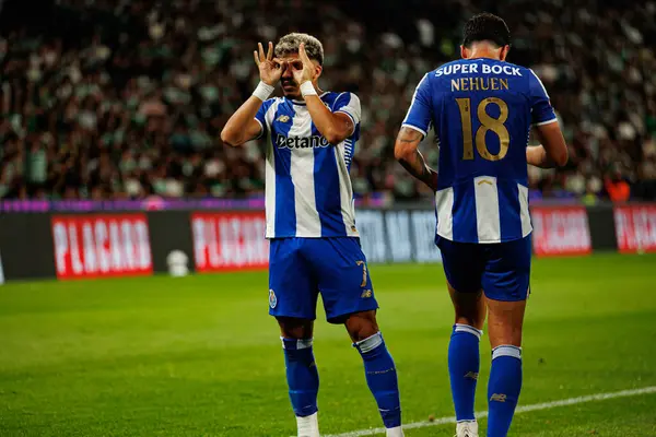 William Gomes ve Nehuen Perez, Liga Portekiz maçında Sporting CP ve FC Porto (Maciej Rogowski / Ball Raw Images) takımları arasında gol üstüne gol atarken görüldü.)