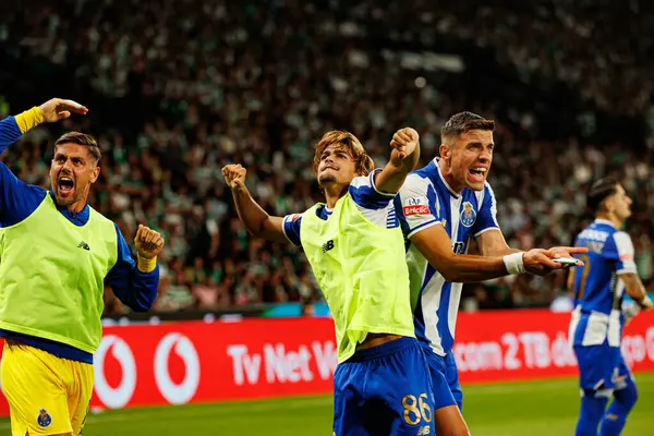 FC Porto oyuncuları, Liga Portekiz maçında Sporting CP ve FC Porto takımları arasında gol üstüne gol atarken görüldü (Maciej Rogowski / Ball Raw Images)