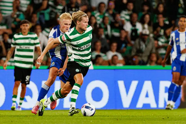 Morten Hjulmand ve Victor Froholdt, Liga Portekiz maçı sırasında Sporting CP ve FC Porto takımları arasında görüldü (Maciej Rogowski / Ball Raw Images)