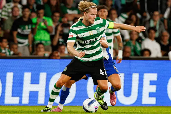 Morten Hjulmand ve Victor Froholdt, Liga Portekiz maçı sırasında Sporting CP ve FC Porto takımları arasında görüldü (Maciej Rogowski / Ball Raw Images)