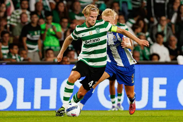 Morten Hjulmand ve Victor Froholdt, Liga Portekiz maçı sırasında Sporting CP ve FC Porto takımları arasında görüldü (Maciej Rogowski / Ball Raw Images)
