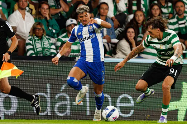 William Gomes ve Ricardo Mangas, Liga Portekiz maçı sırasında Sporting CP ve FC Porto takımları arasında görüldü (Maciej Rogowski / Ball Raw Images)